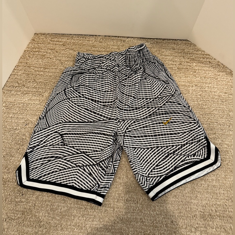 Nike Boys' Dri-FIT Printed DNA Basketball Shorts - Black & Bronze. Kids Medium